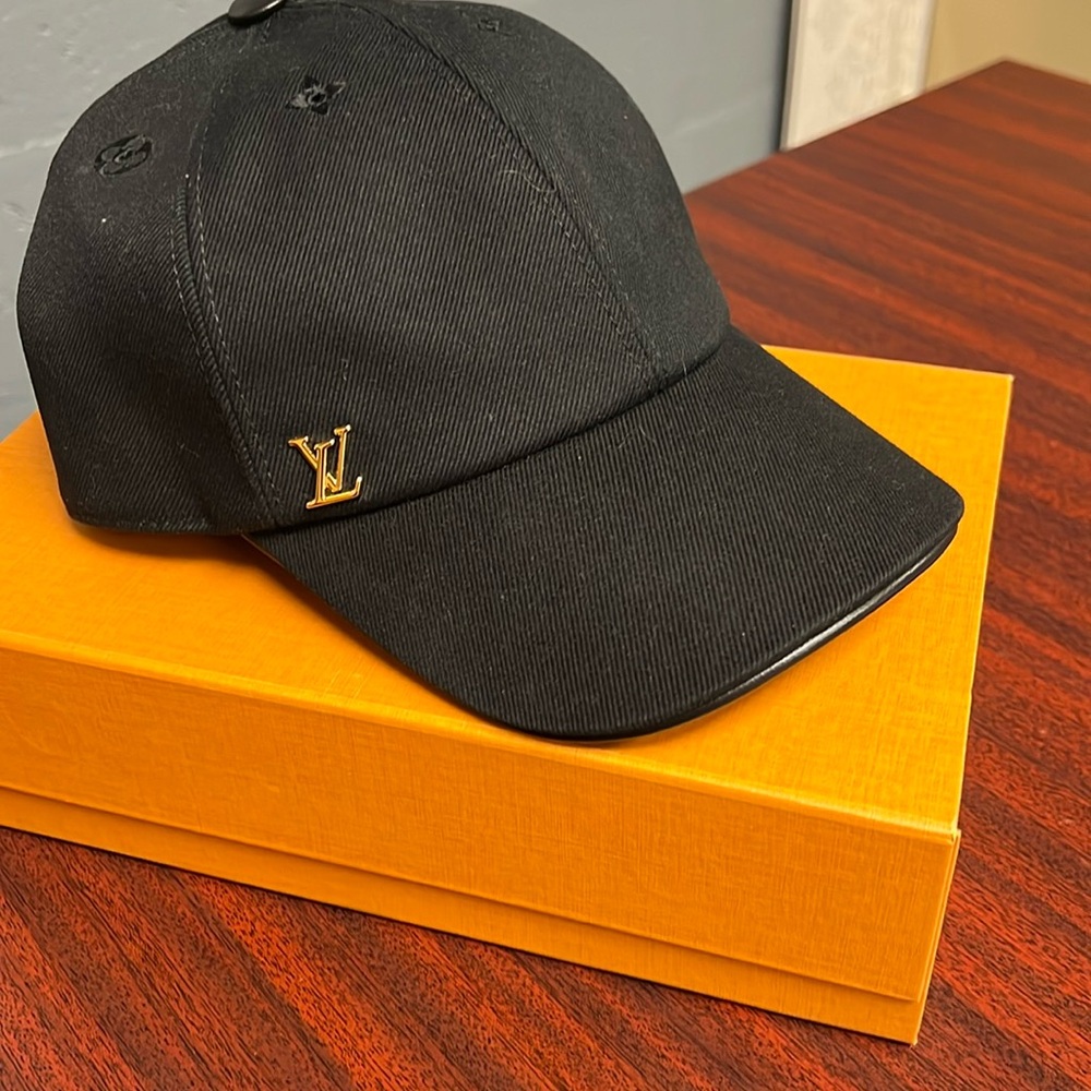 Like New Louis Vuitton Women’s black béisbol hat